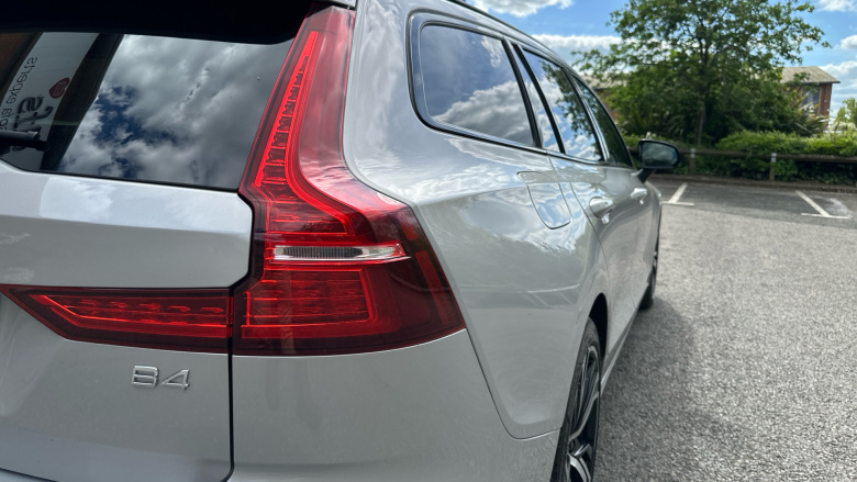 Volvo V60 2.0 B4P Ultra Dark 5dr Auto Petrol Estate